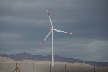 Molinos de viento en el desierto