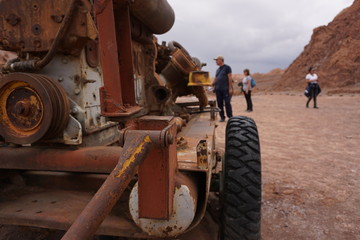 Veh&iacute;culo abandonado en el desierto