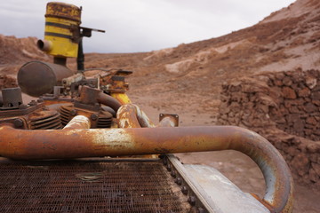 Veh&iacute;culo abandonado en el desierto