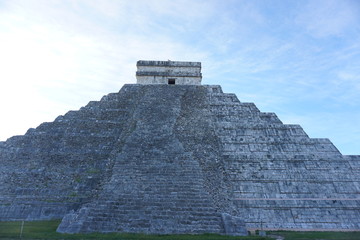 Pir&aacute;mide Chichen Itz&aacute; en el d&iacute;a