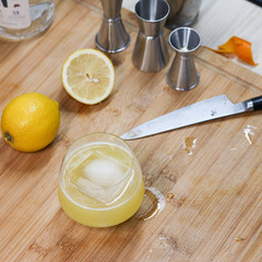 Bee's Knees Cocktail preparation