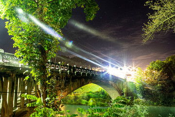 Visione artistica di un ponte di Belluno, di sera