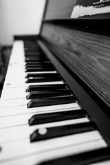 Piano visto desde cerca en blanco y negro