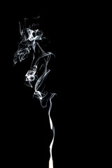 Rauch im Dunkelfeld, schwarzer Hintergrund