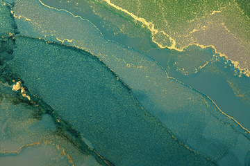 Grüne Welle der abstrakten Farbe befleckt Hintergrund. Alkoholtintenfarben. Marmorstruktur. © Liliia