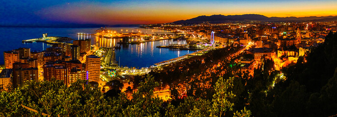 Obraz premium Der Hafen von Malaga bei Sonnenuntergang / Panorama