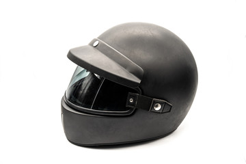 Obraz premium Casco de moto negro y usado sobre fondo blanco