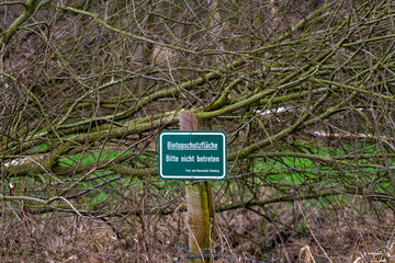 Hinweisschild Biotopschutzfäche bitte nicht betreten deutsch