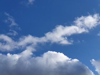 Wolken am blauen Himmel