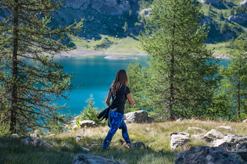 Portrait belle et charmante jeune femme caucasian brune aux yeux bleu joyeuse et confiance en soi séduisante chanceuse charismatique française européenne heureuse zen lac d'allos parc mercantour alpes