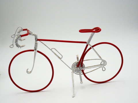 Bicicleta hecha con alambre de colores