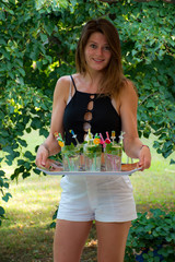 Portrait belle et charmante jeune femme caucasian brune aux yeux bleu joyeuse et confiance en soi...