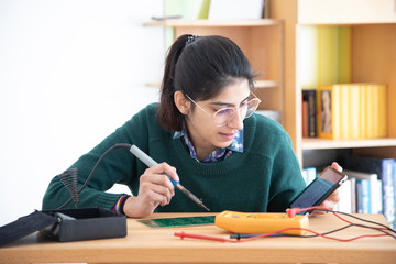 Studentin lernt  Arbeitsschritte  in der Technik