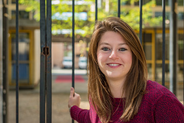 Portrait belle et charmante jeune femme caucasian brune aux yeux bleu joyeuse et confiance en soi...