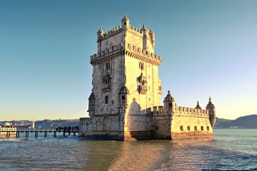 vista della storica torre di Belem situata a Lisbona in Portogallo. È una torre fortificata dichiarata patrimonio mondiale dell'UNESCO ed essendo il simbolo della città è molto apprezzata dai turisti
