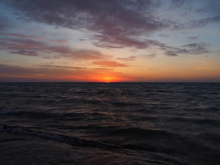 Obraz na płótnie Canvas The moment of sunrise at sea