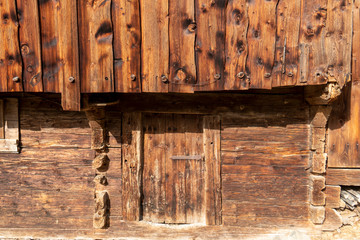 Sonnenverbrannte Holzfassade