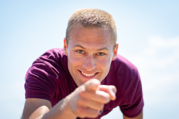 Portrait beau gosse charmant jeune homme caucasian blond aux yeux bleu joyeux et confiance en soi...