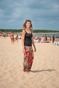 Portrait belle et charmante jeune femme caucasian brune aux yeux bleu joyeuse et confiance en soi s&eacute;duisante chanceuse charismatique fran&ccedil;aise europ&eacute;enne heureuse zen &agrave; plage fort boyard