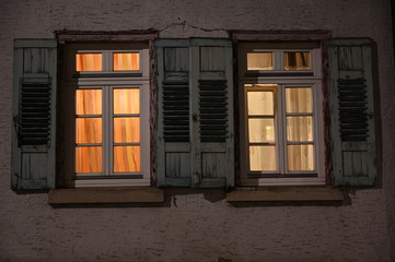 Zwei Fenster mit alten Fensterläden in der Altstadt