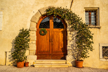 Fototapeta na wymiar Romantic entrance with wooden door and arch