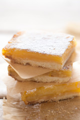 Lemond curd cake, squares with icing sugar