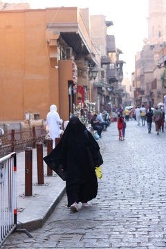 mirada penetrante por las calles de egipto