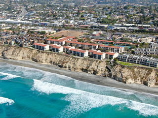 Fototapeta premium Aerial view of typical south california community condo next to the sea on the edge of the cliff during sunny day. Solana Beach. USA