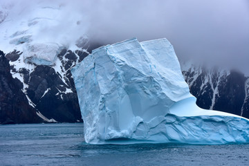 Iceberg in Antarctica © bonniefink