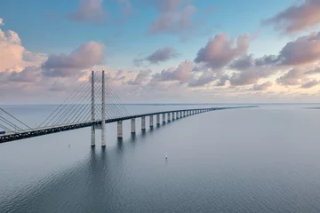 Foto op Plexiglas Mooie luchtfoto van de Oresundsbron-brug tussen Denemarken en Zweden, Oresundsbron. Oresund-brug close-up bekijken bij zonsondergang. © ingusk