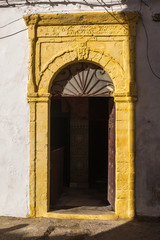 Obraz premium Yellow gate with an arch, Morocco