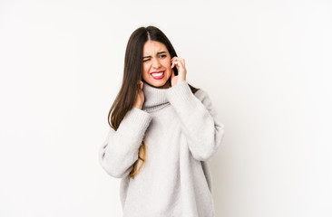 Naklejka premium Young caucasian woman isolated on a white background covering ears with hands.