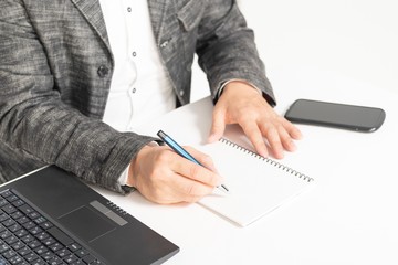 メモを書く男性