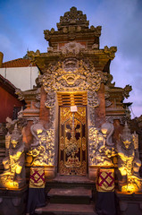 Fototapeta na wymiar Templos de la ciudad de Ubud en Bali