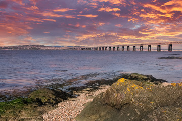 Obraz premium Beautiful Tay Railway Bridge in Dundee at the end of the day at sunset with reflections from the sky on the Tay