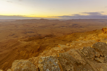 Obraz premium Sunrise view of Makhtesh (crater) Ramon