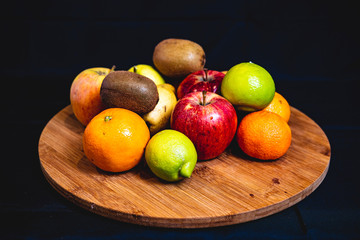 Fruta variada de colores con fondo negro  luces