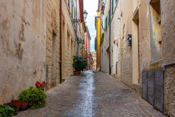 Strada della piccola città di Sirolo, Monte Conero, Marche, Italia