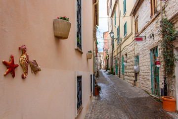 Strada della piccola città di Sirolo, Monte Conero, Marche, Italia