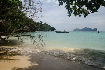 Fototapeta na wymiar Playas de aguas turquesas en las cercanías de Phi Phi, Tailandia