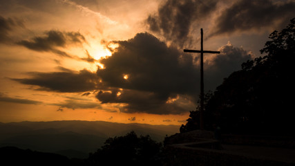 Obraz premium A cross on a hill next to sanctuary of La Verna in Italy