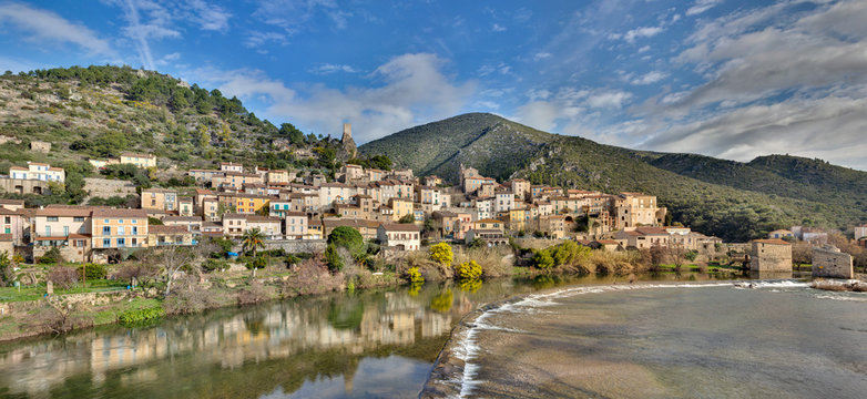 Vue du village de Roquebrun en Occitanie - Herault - France