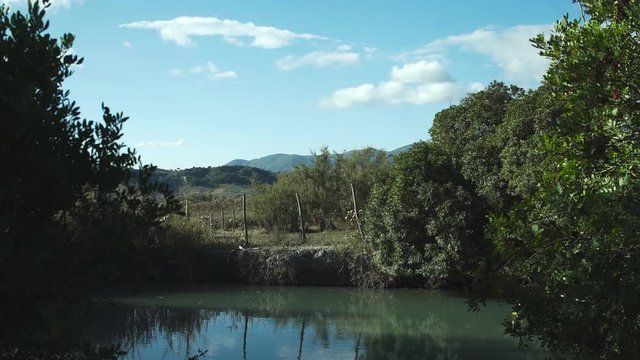 Acque sulfuree 2 con panorama - Lago - Italia, Valle della Sila. Calabria - CLIP IN 4K UHD