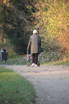 Alte Frau mit Rolator 