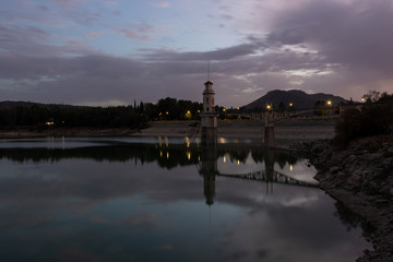 Naklejka premium Atardecer en pantano de Cubillas con reflejos en el agua