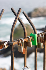 Candados en una valla