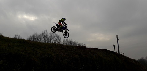 Freestyle con la moto da cross - divertimento e rischio