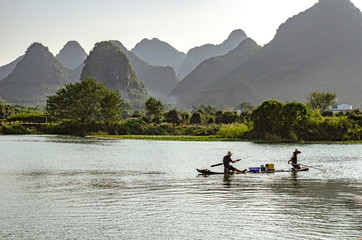 Paisaje tipico montañoso de las zonas de el rio Li en Guilin, China