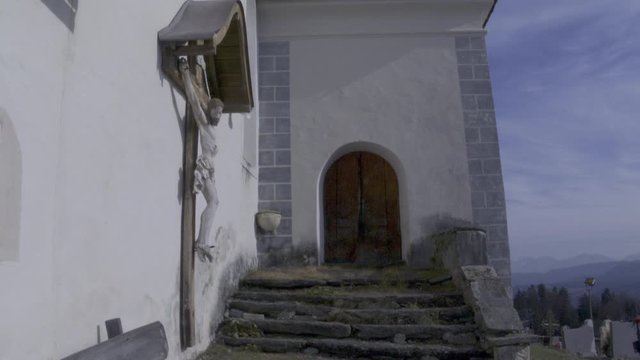 Kirche, Wernberg, Sternberg, T&uuml;r, Tor, Eingang, Holztor, Schmiedeeisen, Schloss, Griff, Treppe, Stufen, verwachsen, Kreuz, T&uuml;rschnalle, Villach, Villach-Land, K&auml;rnten, &Ouml;sterreich,  Heiliger Georg, Fre