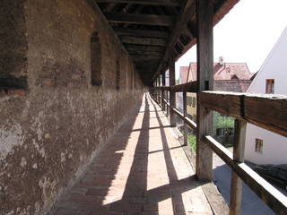 Obraz premium Wehrgang auf der mittelalterlichen Stadtmauer in Nördlingen